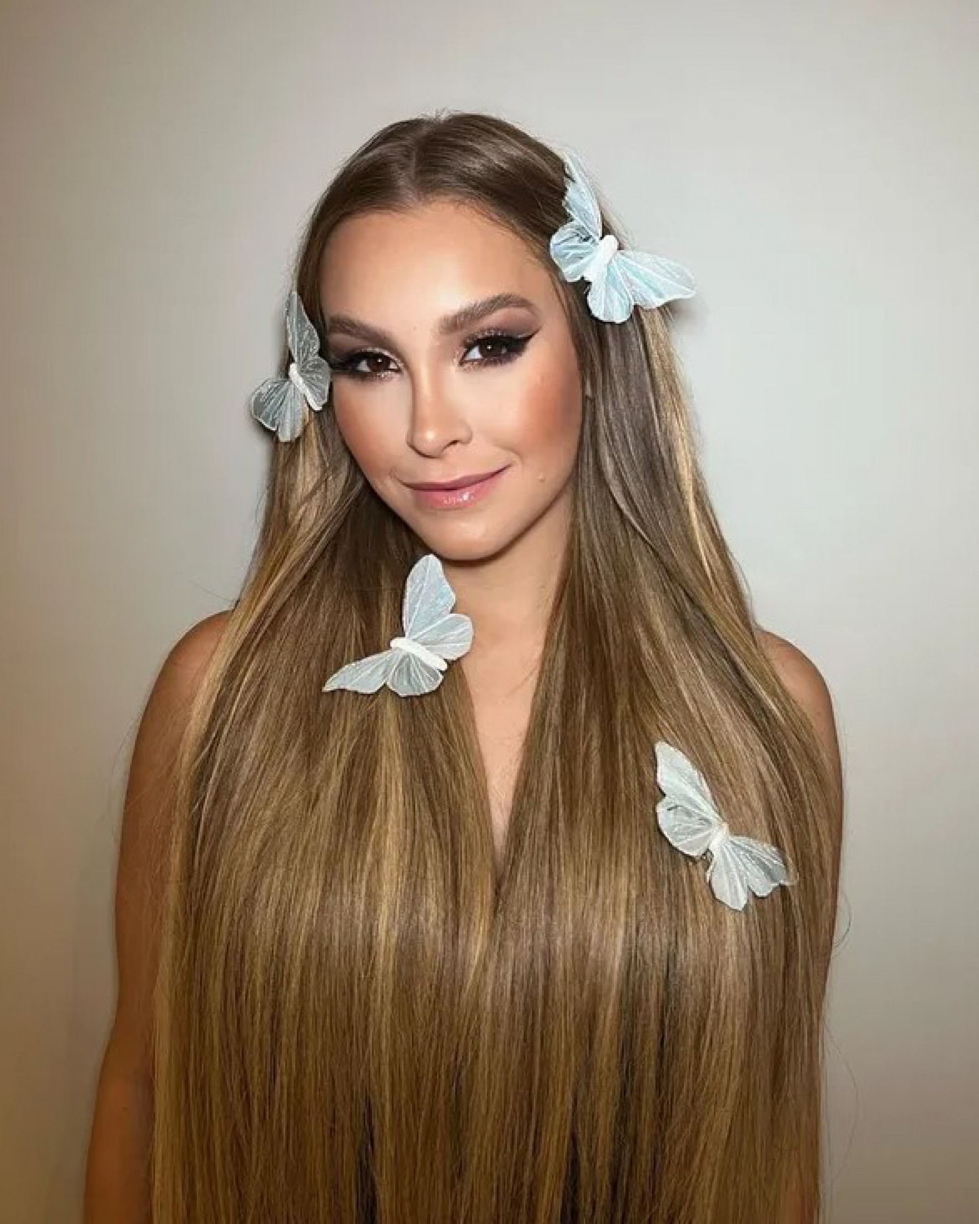 Carla Diaz compartilha ensaio, relembrando que o câncer que teve na tireoide tinha formato de borboleta - Reprodução/Instagram