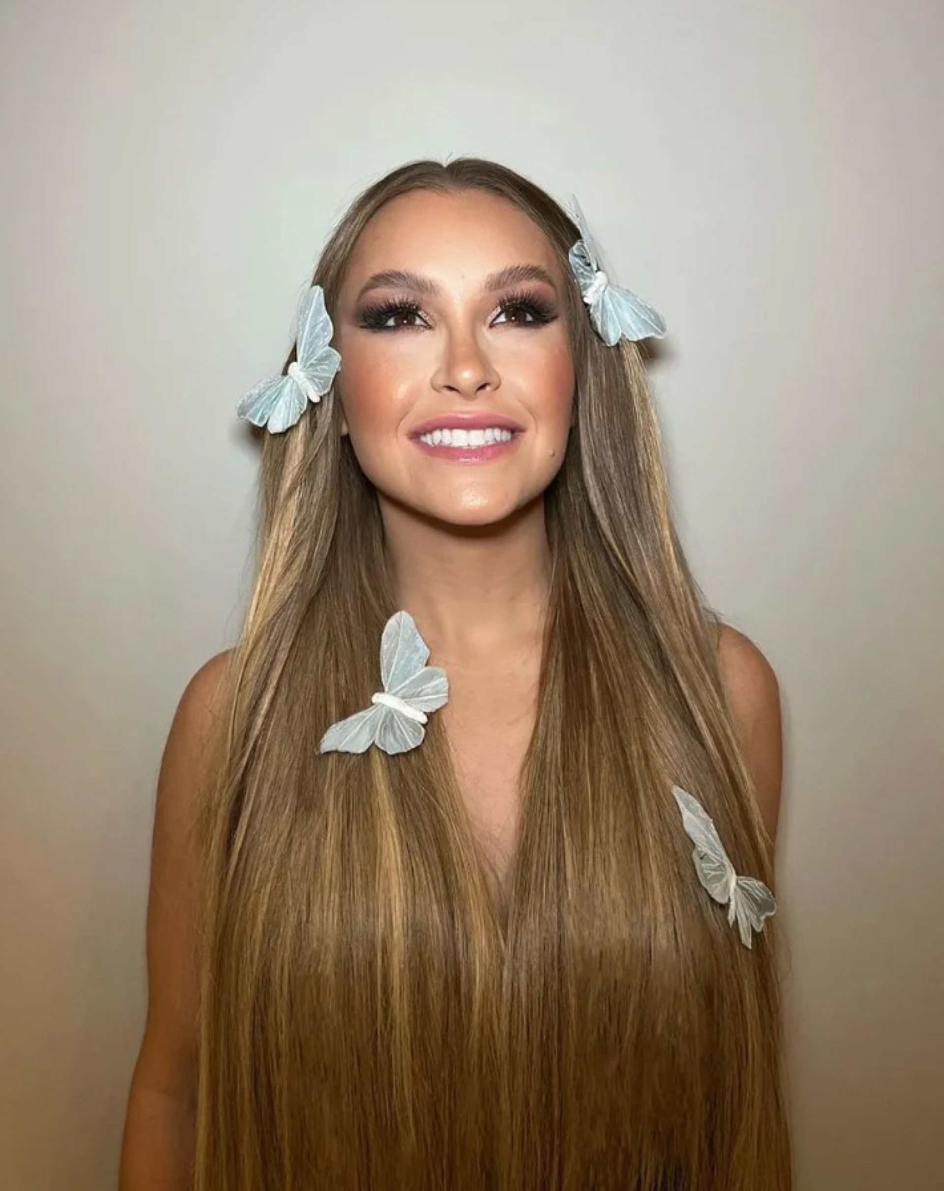 Carla Diaz compartilha ensaio, relembrando que o câncer que teve na tireoide tinha formato de borboleta - Reprodução/Instagram