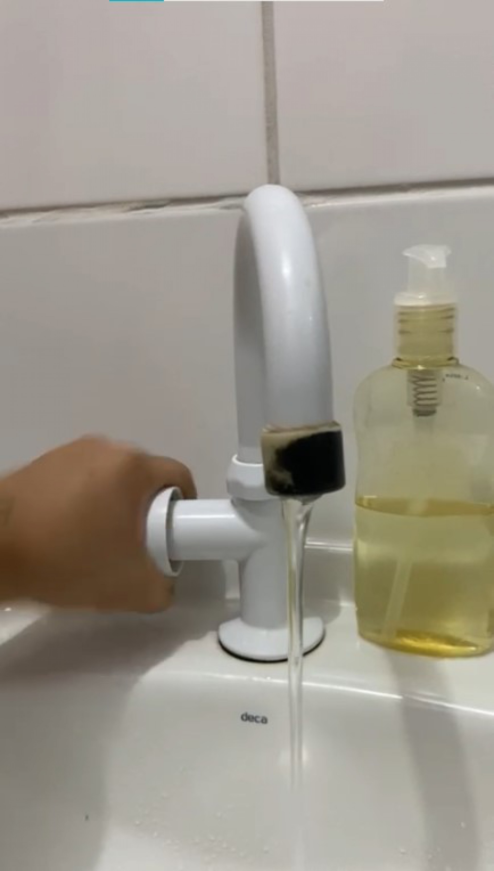 Instabilidade do fornecimento deixa estabelecimentos e residências sem água durante algumas horas do dia - Vitória Gama / Leitora