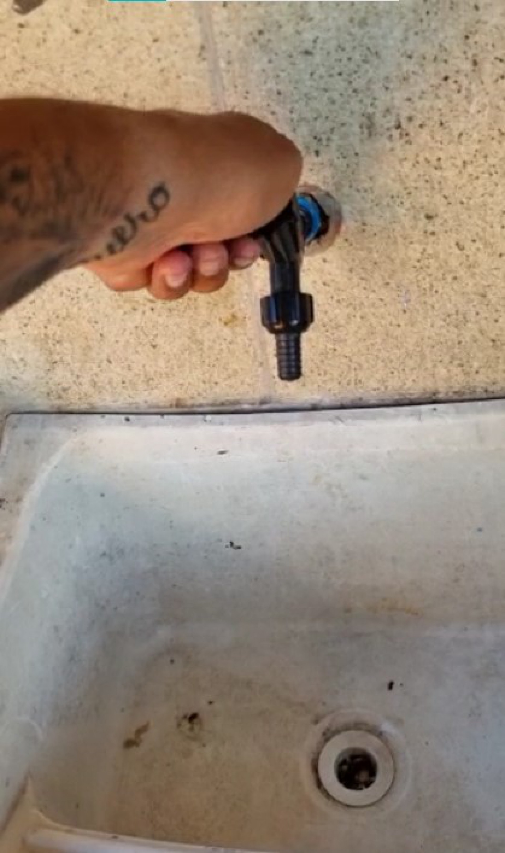 Instabilidade do fornecimento deixa estabelecimentos e residências sem água durante algumas horas do dia - Antônio José Avelino / Leitor