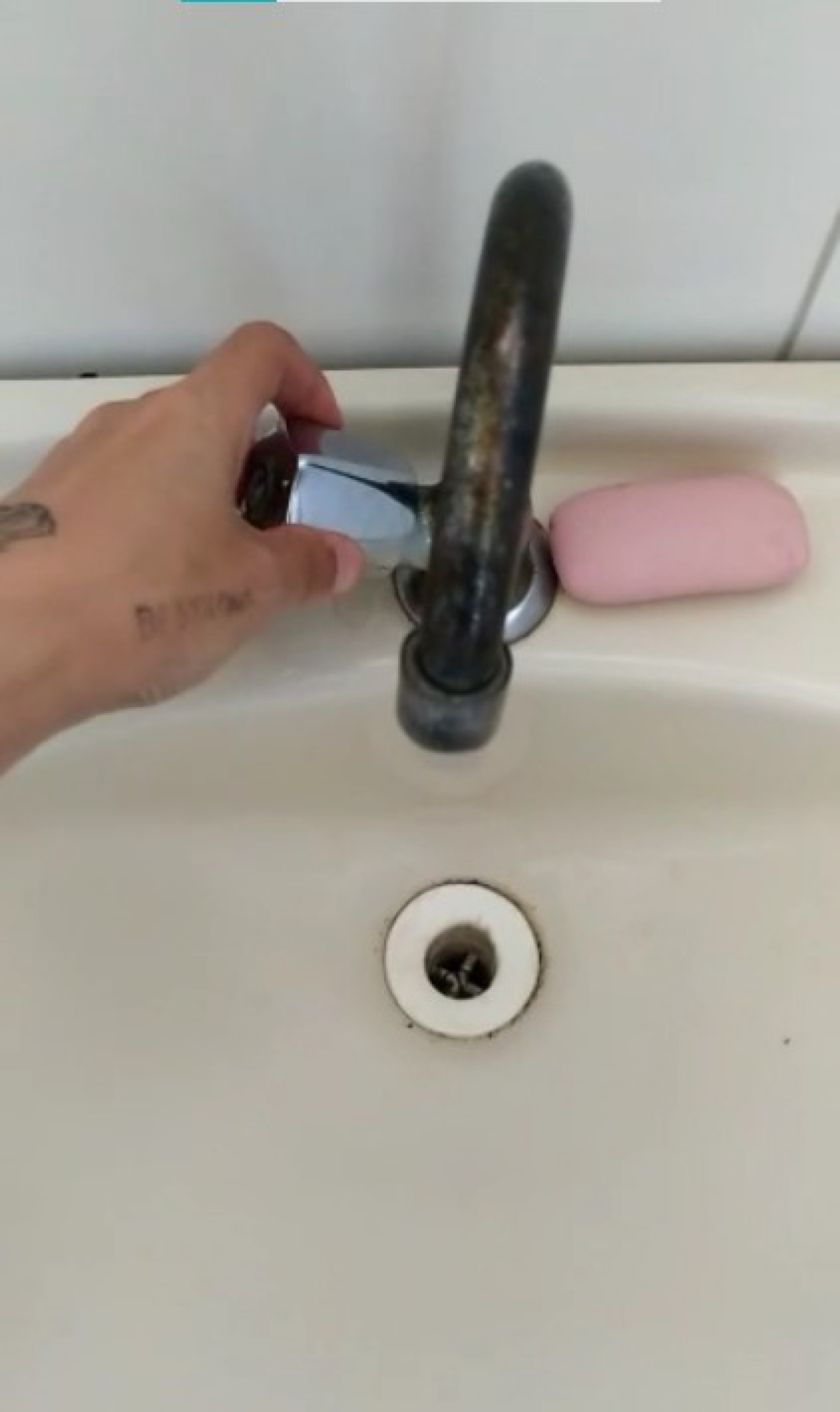 Instabilidade do fornecimento deixa estabelecimentos e residências sem água durante algumas horas do dia - Fabiana Pifano / Leitora