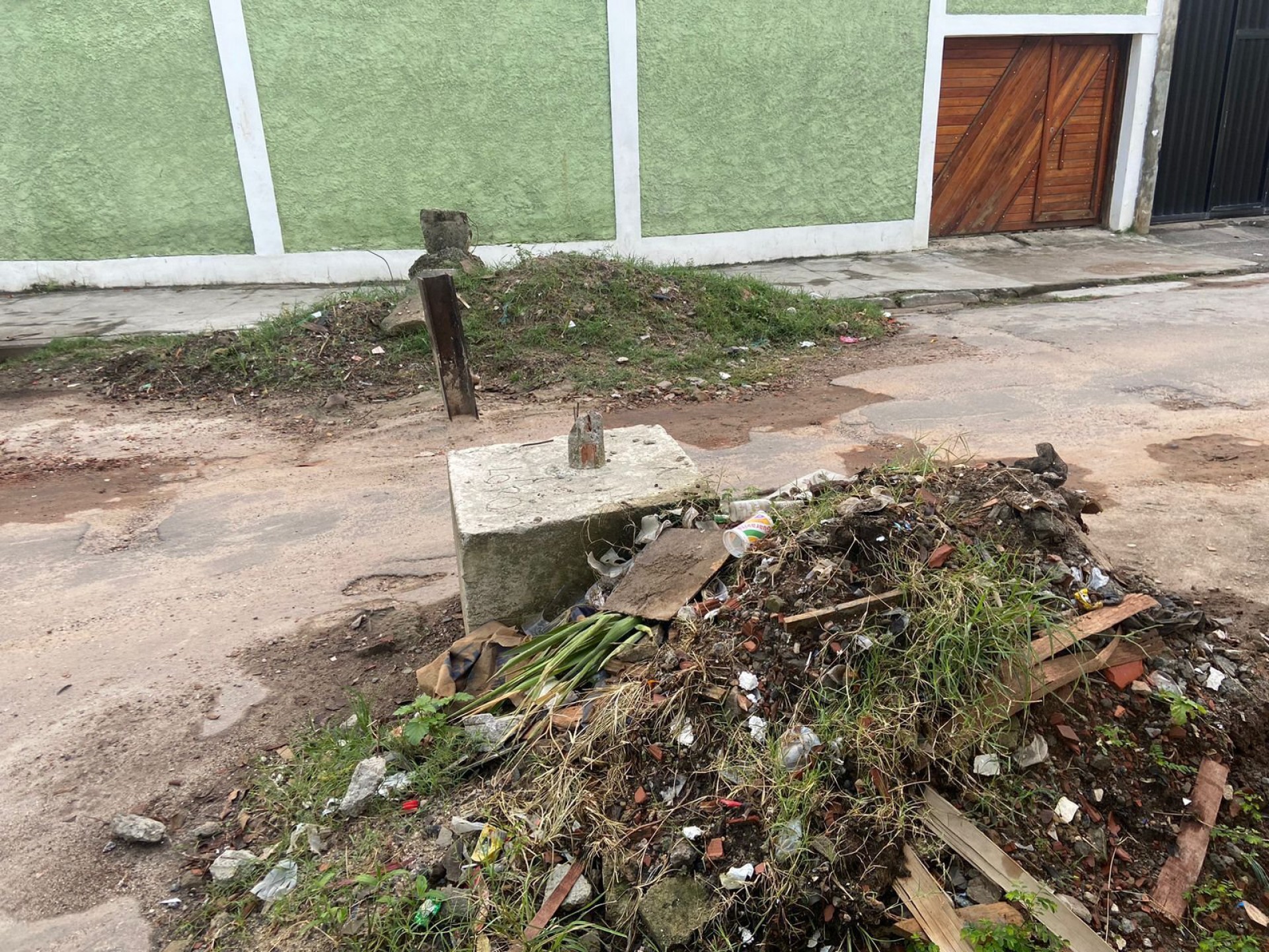 Policiais do 18º BPM (Jacarepaguá) retiram barricadas da Cidade de Deus durante operação - Divulgação / PMERJ