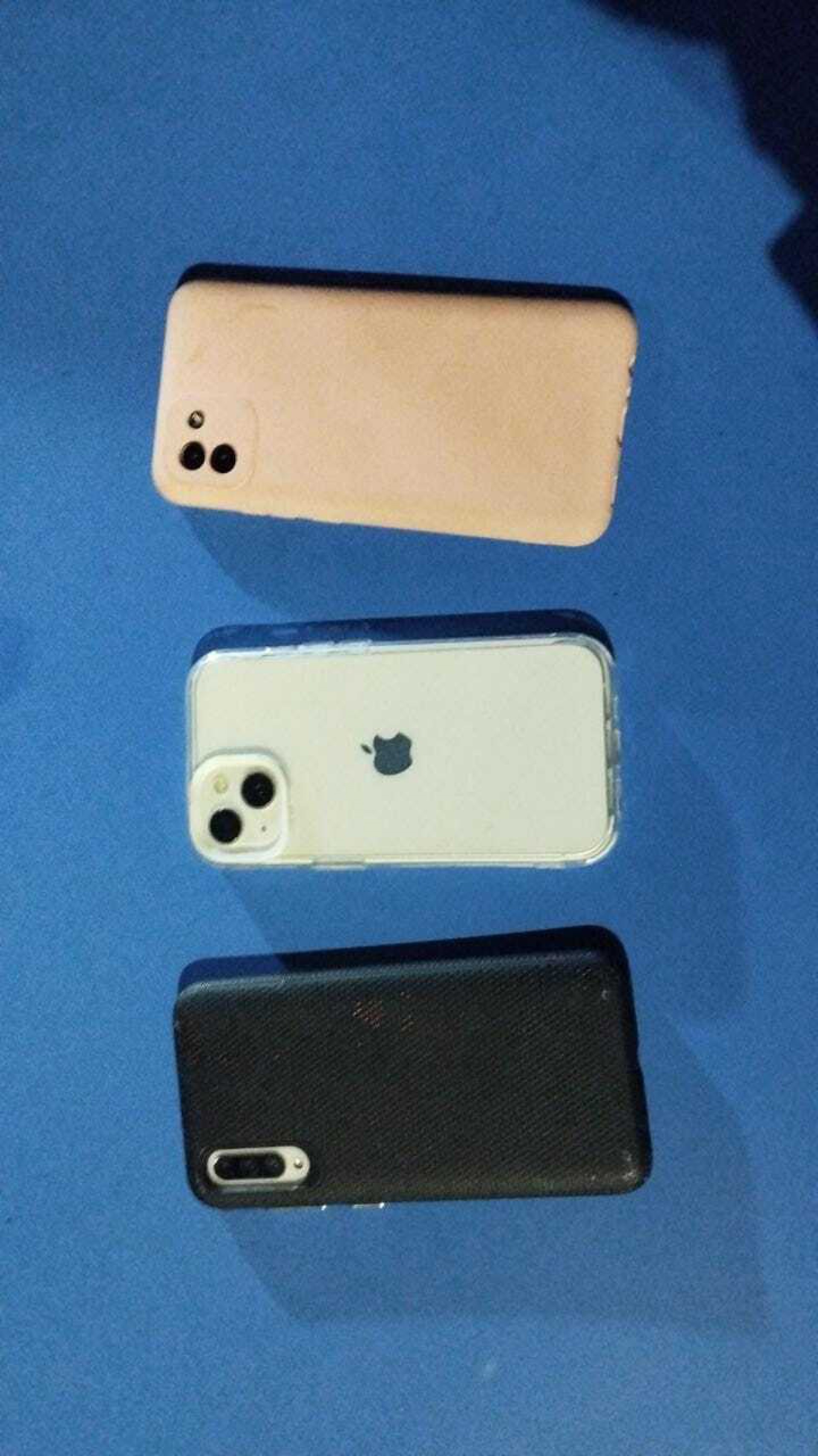 Com o suspeito, os policiais apreenderam uma pistola falsa, além de três celulares e o carro que era conduzido por ele