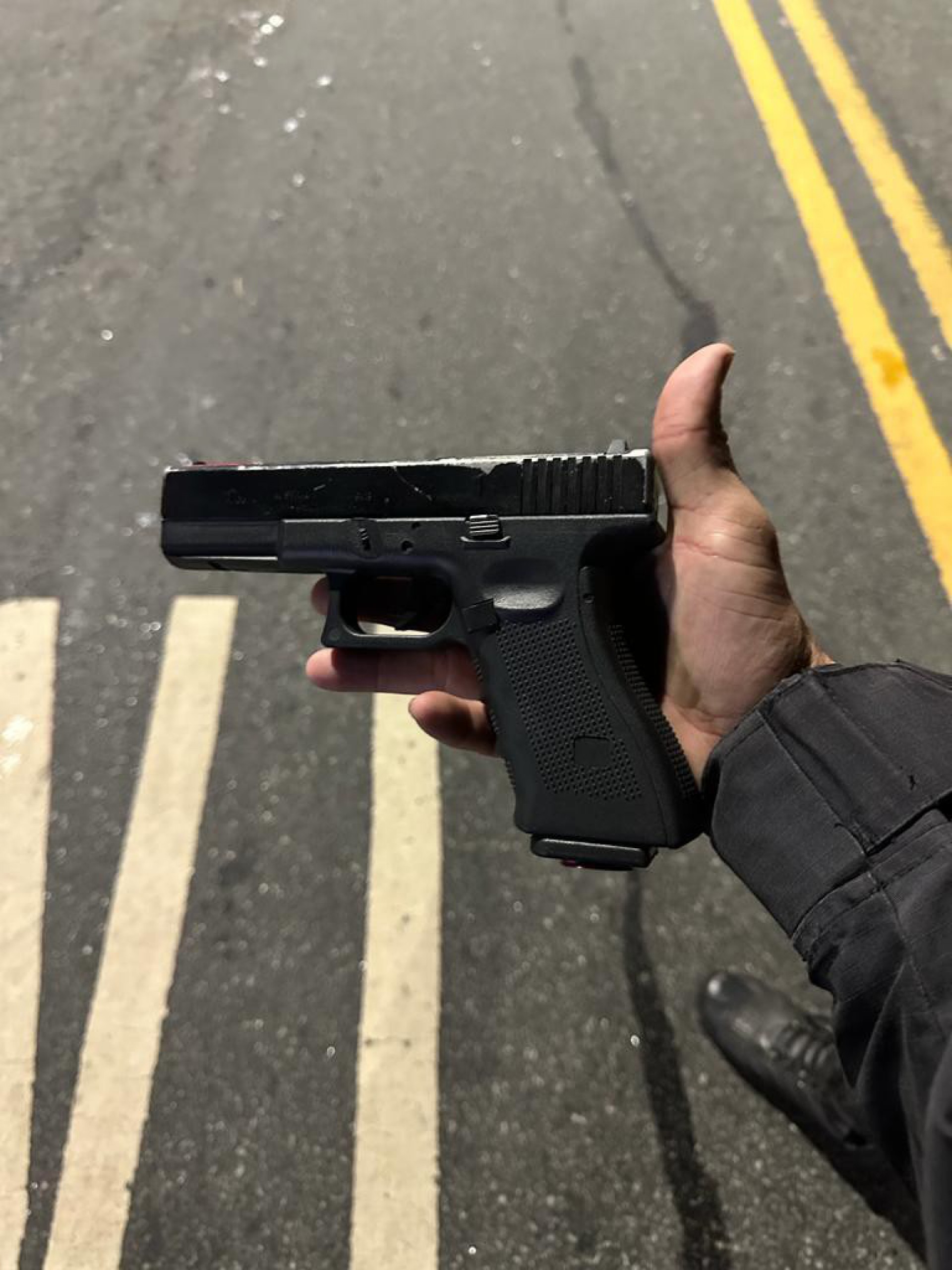 Com o suspeito, os policiais apreenderam uma pistola falsa, além de três celulares e o carro que era conduzido por ele