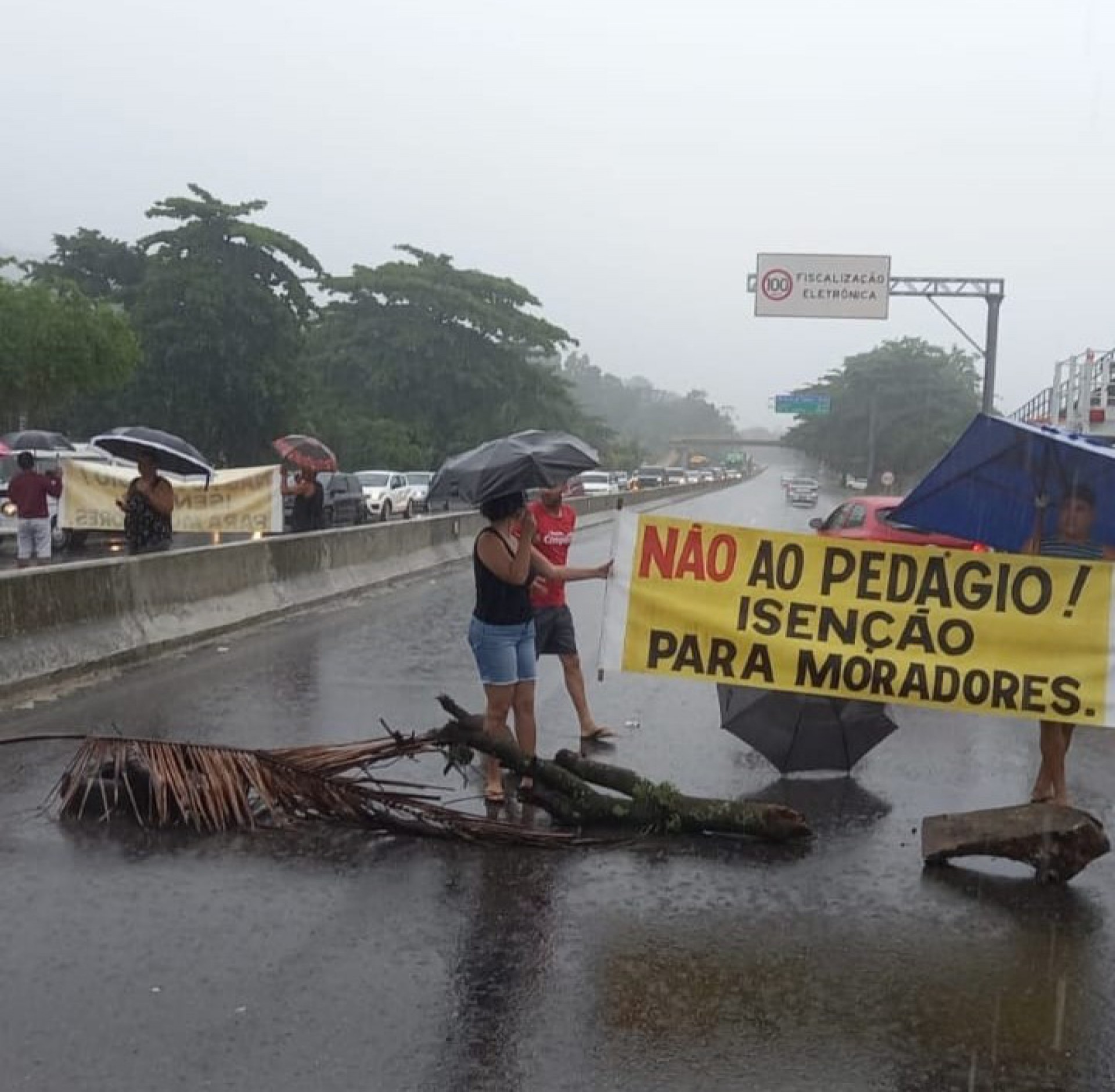 Primeira manifestação na BR 101 em Mangaratiba - Divulgação