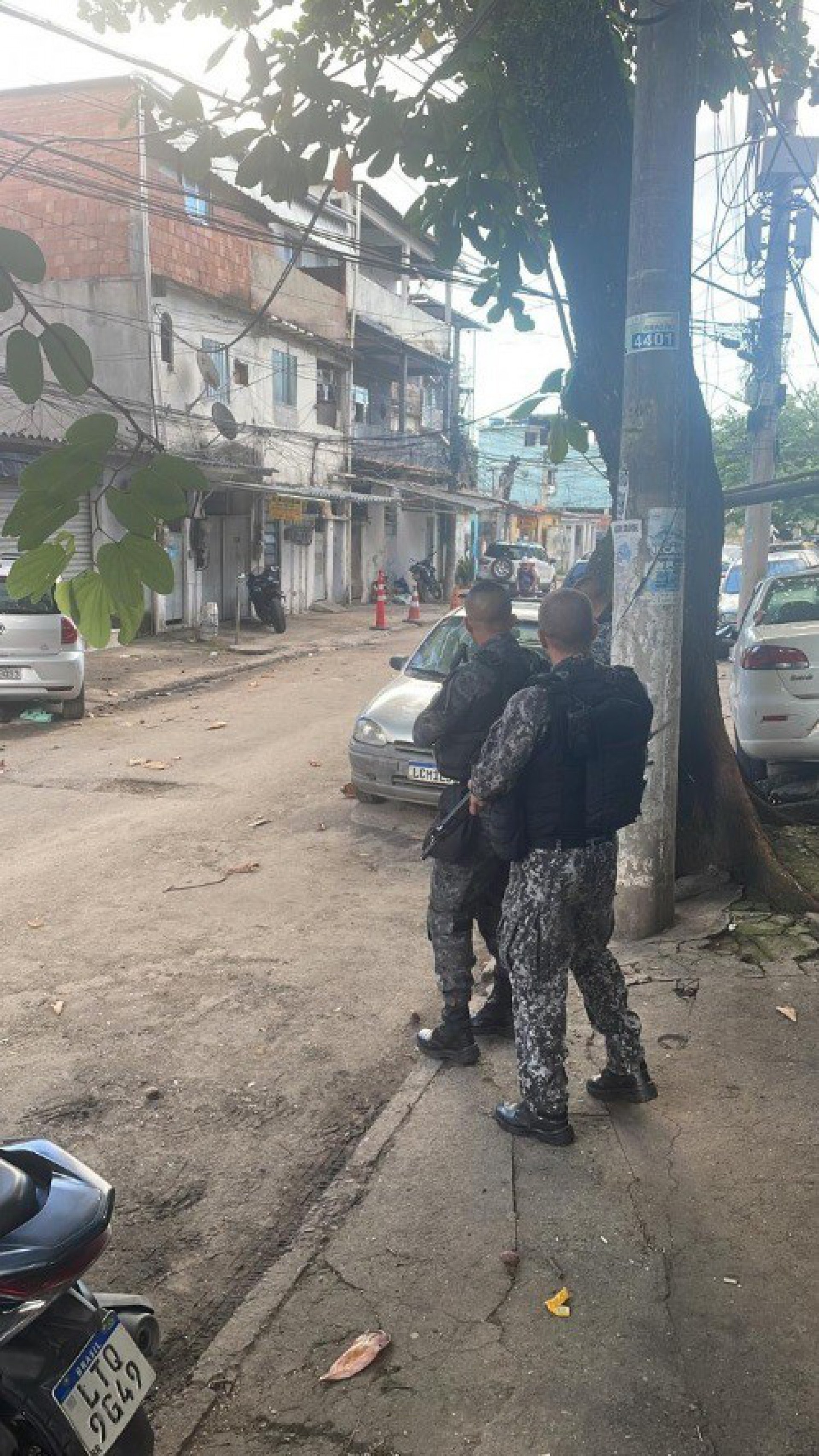 Agentes do Batalhão de Polícia de Choque (BPChq) ocupam a favela do Gardênia Azul em operação para capturar criminosos - Divulgação / PMERJ