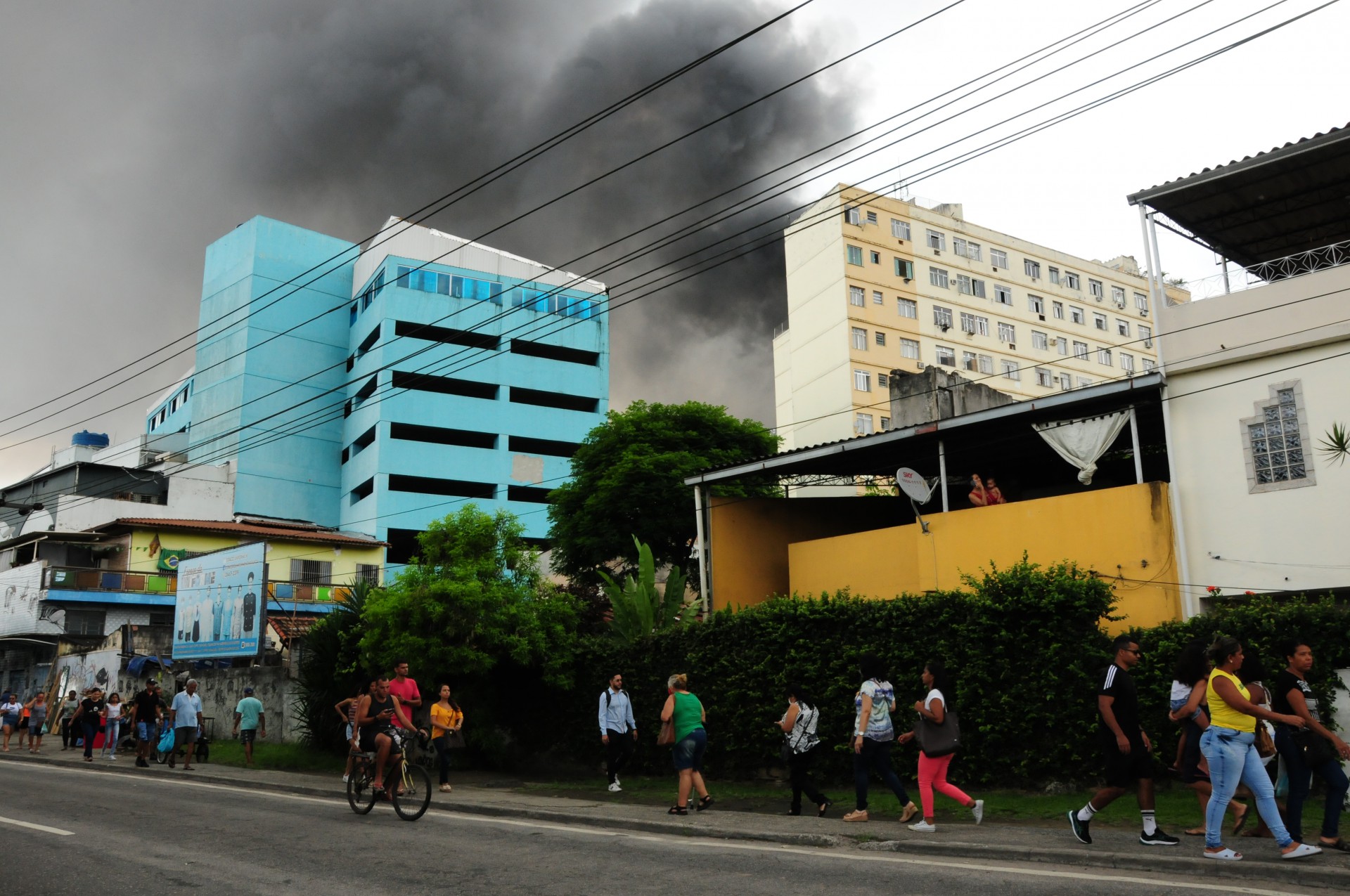 Inc&ecirc;ndio tomou conta do Shopping Nou, em Nova Igua&ccedil;u, nesta quarta-feira (25) - Estefan Radovicz/Ag&ecirc;ncia O Dia                                    