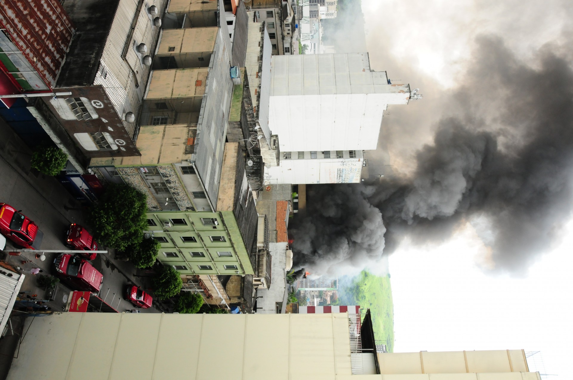 Inc&ecirc;ndio tomou conta do Shopping Nou, em Nova Igua&ccedil;u, nesta quarta-feira (25) - Estefan Radovicz/Ag&ecirc;ncia O Dia                                    
