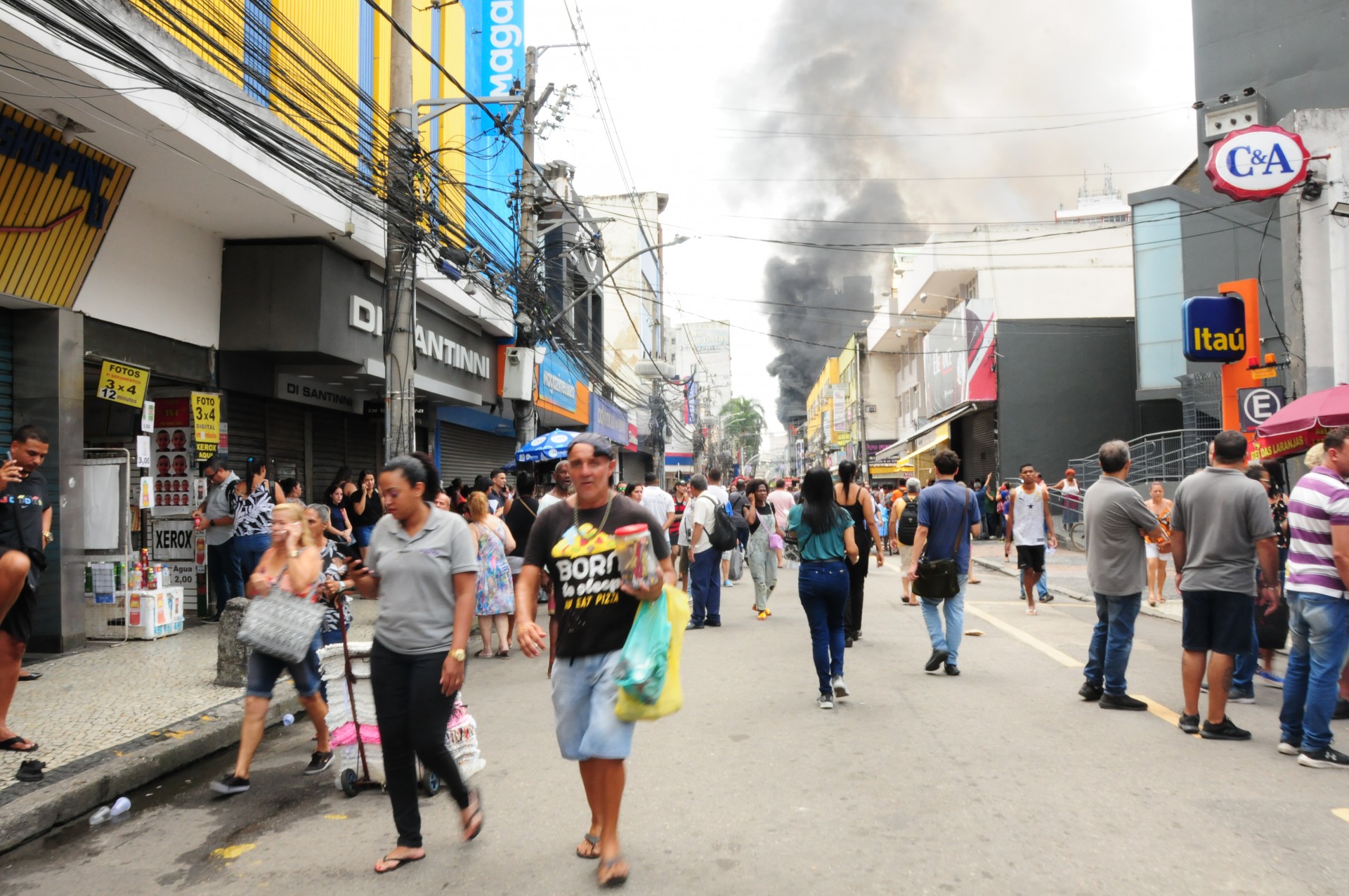 Inc&ecirc;ndio tomou conta do Shopping Nou, em Nova Igua&ccedil;u, nesta quarta-feira (25) - Estefan Radovicz/Ag&ecirc;ncia O Dia                                    