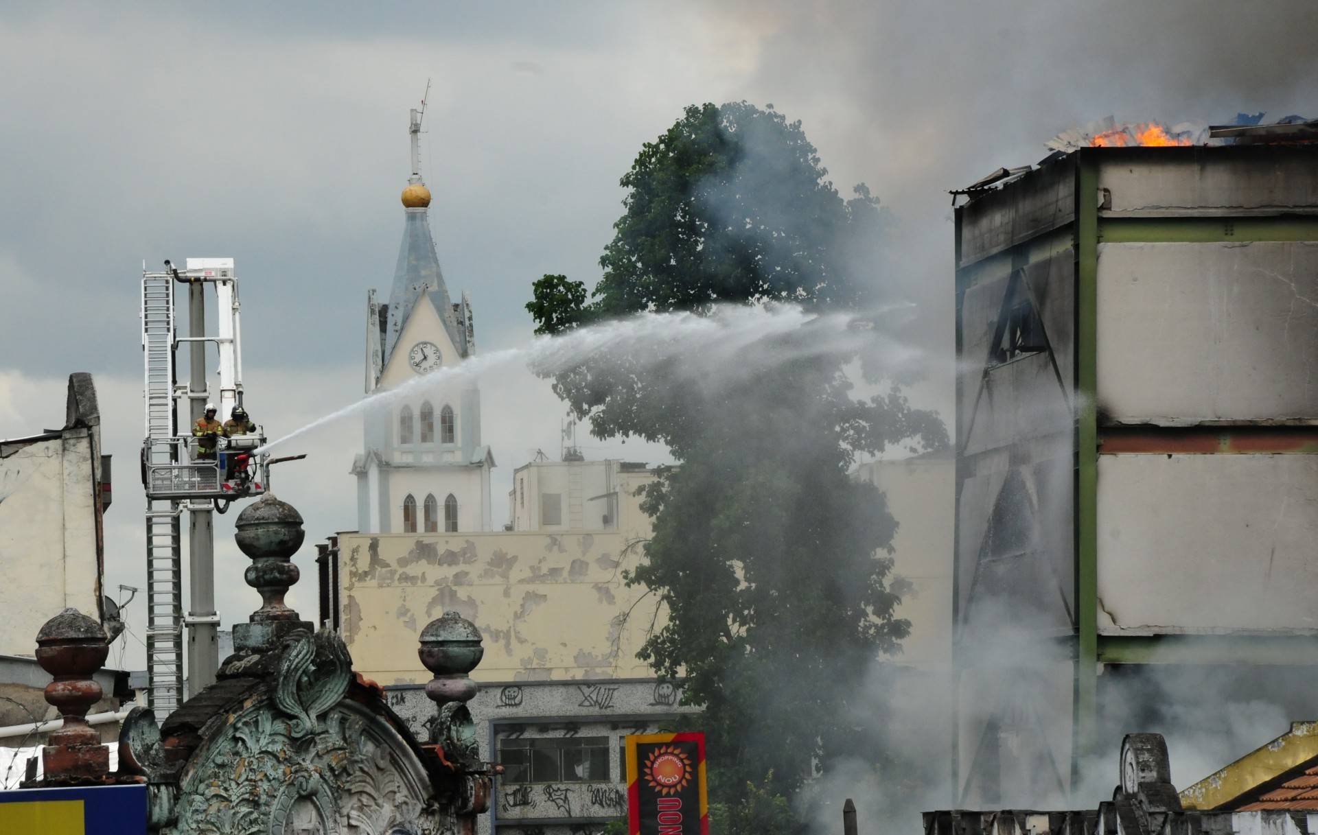 No trabalho de rescaldo, cerca de 70 militares de 16 unidades atuam no local - Estefan Radovicz/Ag&ecirc;ncia O Dia                                    