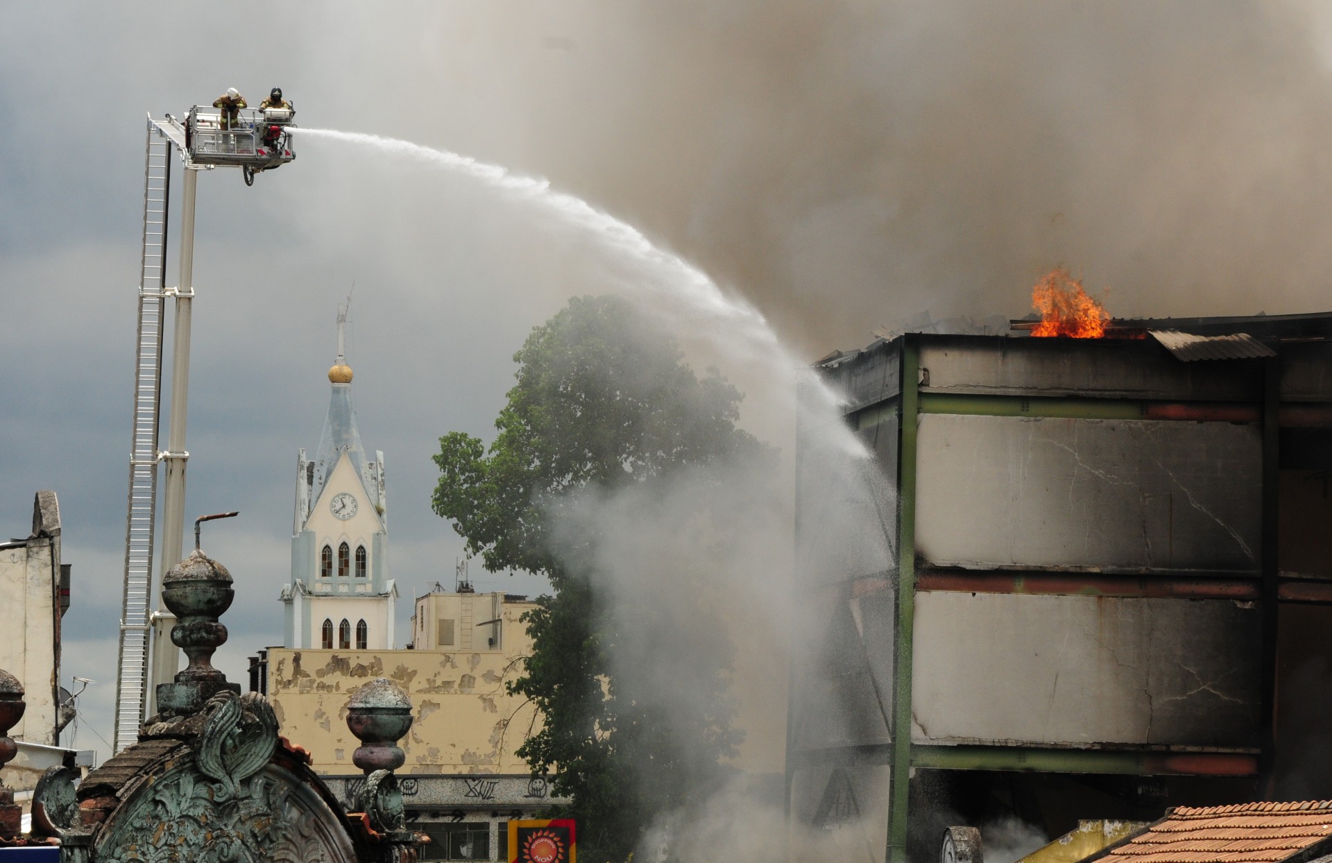 No trabalho de rescaldo, cerca de 70 militares de 16 unidades atuam no local - Estefan Radovicz