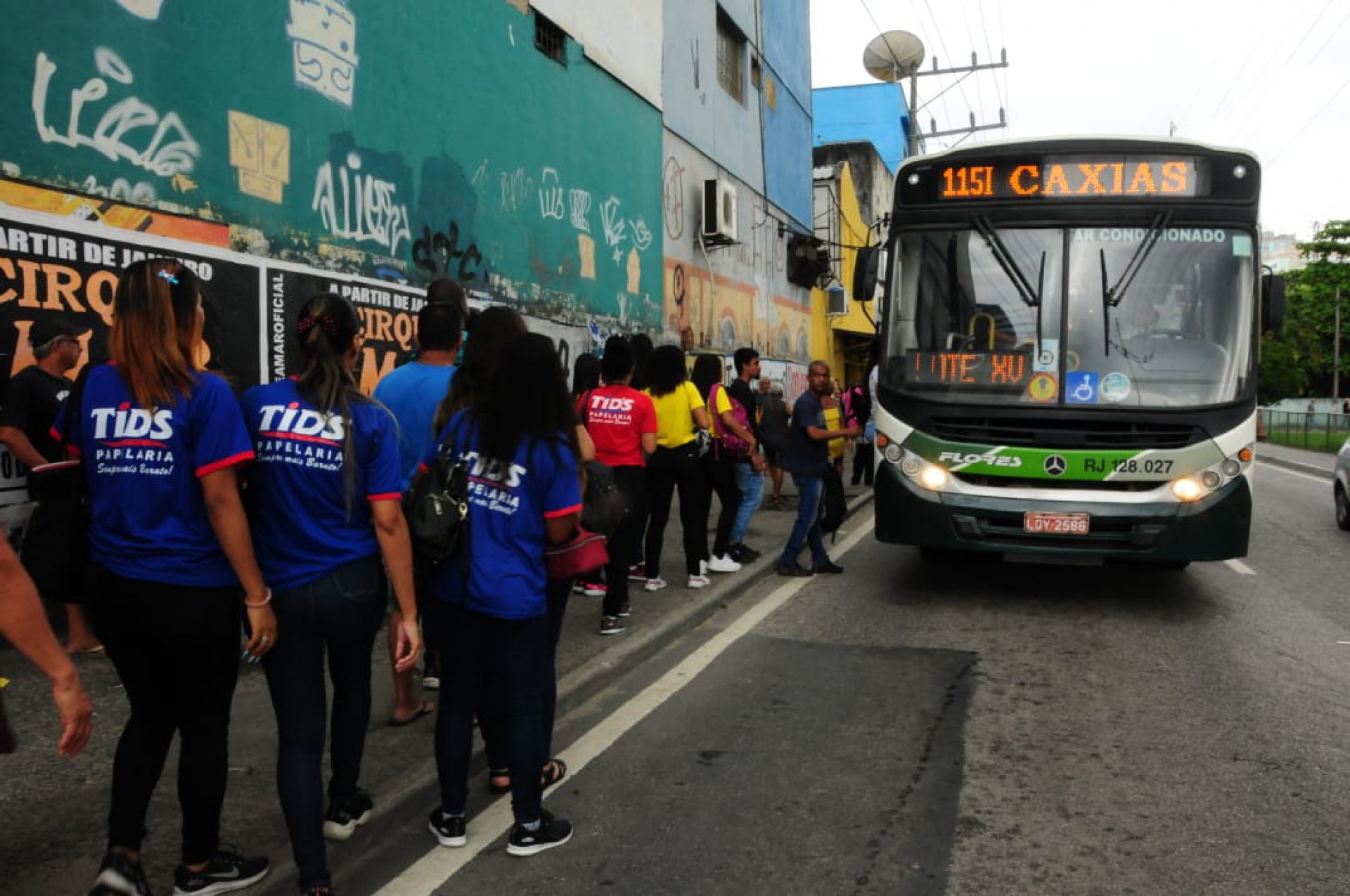 Funcionários das lojas no entorno do Shopping Nou, que foram fechadas por conta do incêndio, fazem filas para pegar ônibus e voltar para casa - Estefan Radovicz/Agência O Dia