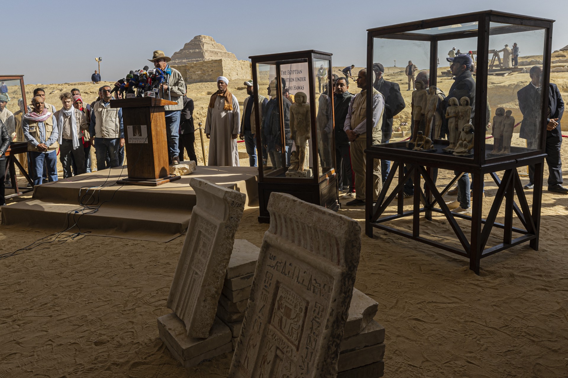 Os tesouros arqueológicos foram descobertos na necrópole de Saqqara, região famosa pela pirâmide do faraó Djoser - AFP