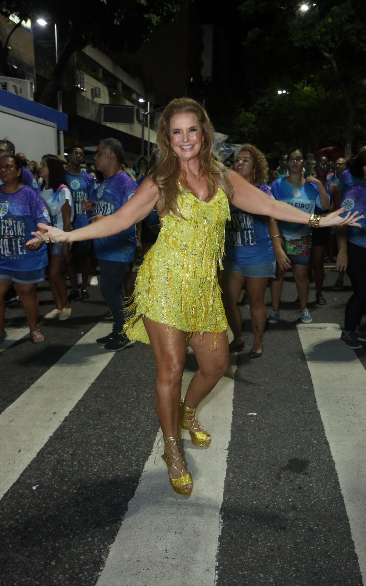  Paula Bergamin  participa de ensaio de rua da Vila Isabel