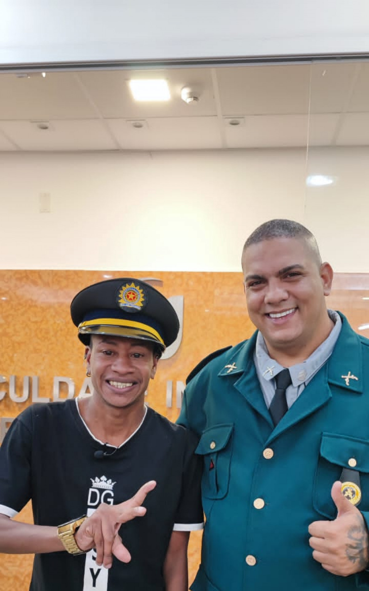 Guto e o sargento durante a cerim&ocirc;nia de entrega da medalha Embaixador da Paz no Brasil