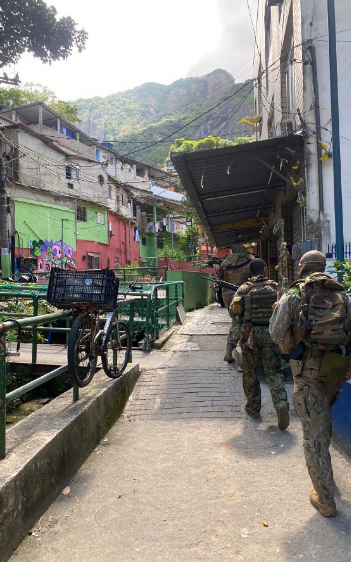 Homens do Batalh&atilde;o de Opera&ccedil;&otilde;es Policiais Especiais (BOPE) ocupam o Morro do Banco, no Itanhang&aacute;, durante opera&ccedil;&atilde;o nesta manh&atilde; - Divulga&ccedil;&atilde;o / PMERJ