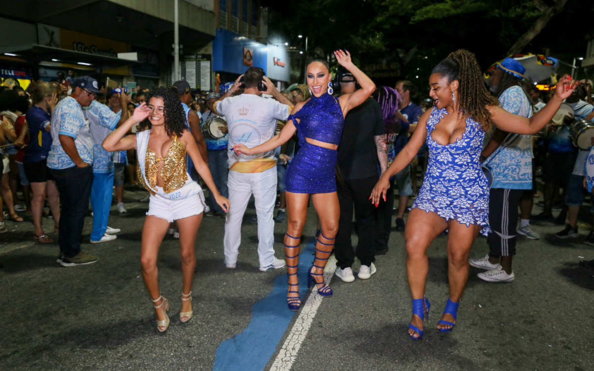 Sabrina Sato participa de ensaio de rua da Unidos de Vila Isabel