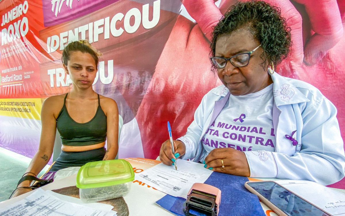 A farmac&ecirc;utica Tha&iacute;s Ferreira foi examinada pela m&eacute;dica Marin&eacute;ia de Sousa Moreira