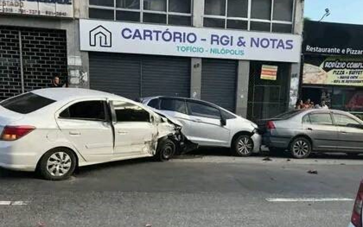 Os ladr&otilde;es acabaram entrando na contram&atilde;o na Rua Ant&ocirc;nio Jos&eacute; Bittencourt, provocando uma batida que avariou outros dez ve&iacute;culos
