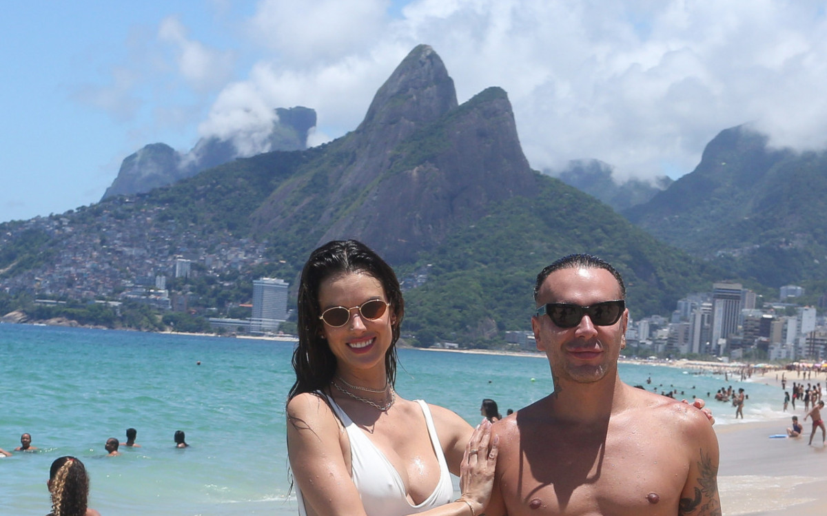 Alessandra Ambr&oacute;sio aproveita dia ensolarado na praia de Ipanema, na Zona Sul do Rio