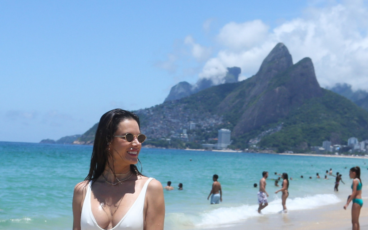 Alessandra Ambr&oacute;sio aproveita dia ensolarado na praia de Ipanema, na Zona Sul do Rio