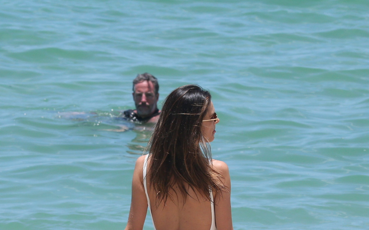 Alessandra Ambr&oacute;sio aproveita dia ensolarado na praia de Ipanema, na Zona Sul do Rio