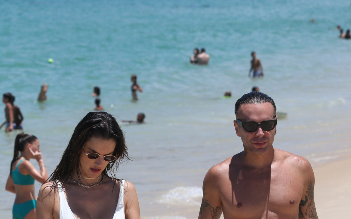 Alessandra Ambr&oacute;sio aproveita dia ensolarado na praia de Ipanema, na Zona Sul do Rio
