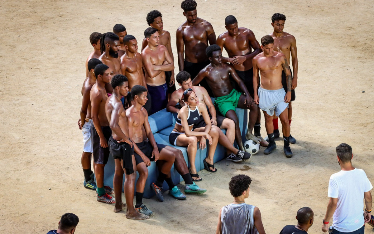 Anitta grava clipe em comunidade na Zona Oeste do Rio