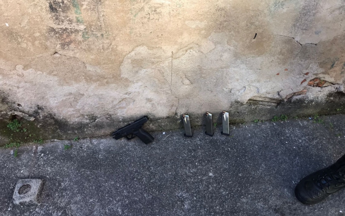 Policiais apreenderam uma pistola e tr&ecirc;s carregadores na opera&ccedil;&atilde;o realizada na Cidade de Deus.