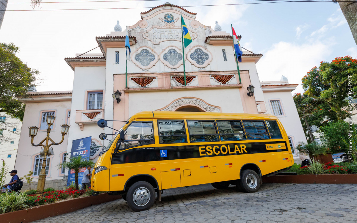 Para não faltar à aula: ônibus escolar 4x4 tem TV e até frigobar