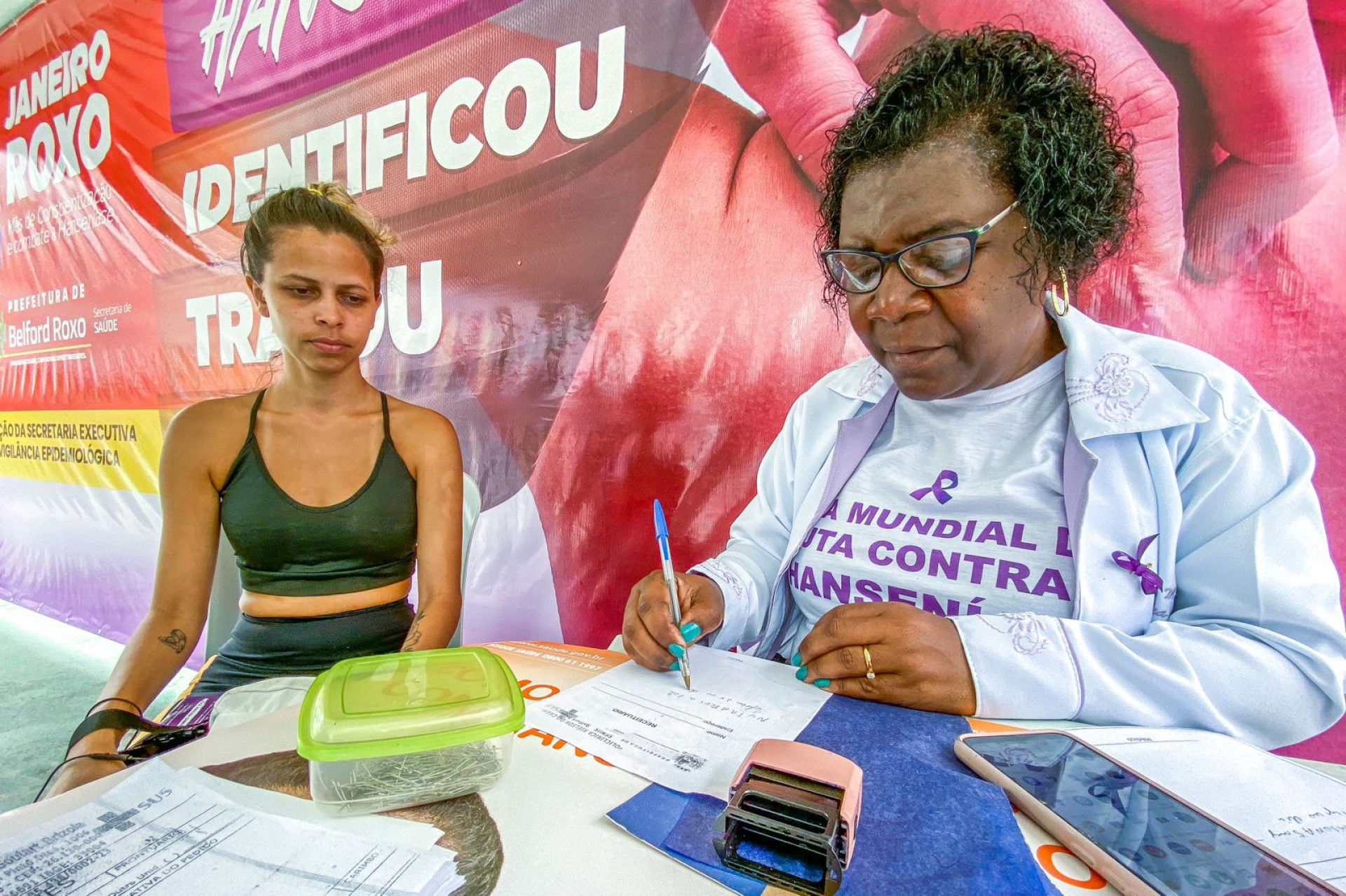 A farmac&ecirc;utica Tha&iacute;s Ferreira foi examinada pela m&eacute;dica Marin&eacute;ia de Sousa Moreira - Rafael Barreto / PMBR