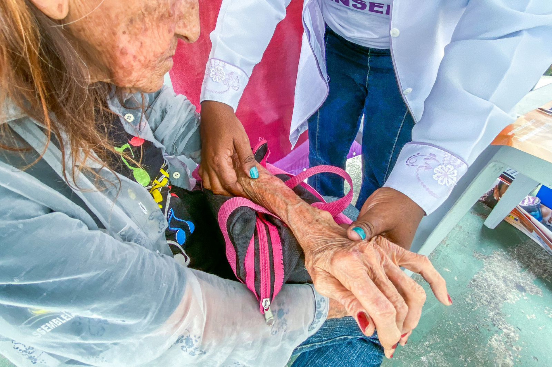 Os principais sintomas da hansen&iacute;ase s&atilde;o: manchas na pele, dorm&ecirc;ncia e formigamento, incha&ccedil;os nas m&atilde;os, p&eacute;s e articula&ccedil;&otilde;es - Rafael Barreto/PMBR
