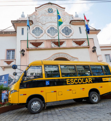 Para não faltar à aula: ônibus escolar 4x4 tem TV e até frigobar -  22/10/2020 - UOL Carros