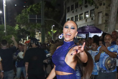 Sabrina Sato mostra corpão escultural e samba no pé no ensaio da Vila Isabel