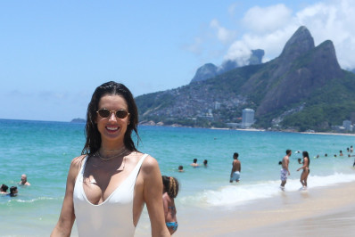 De maiô cavado, Alessandra Ambrósio curte dia de sol em praia do Rio