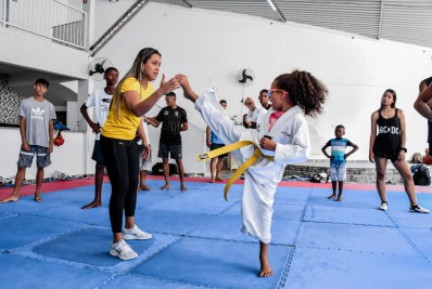 Alunos de projeto social de Itaboraí participam de 'aulão' com atletas nacionais e internacionais do Taekwondo