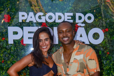 Carol Peixinho prestigia Thiaguinho durante participação em show de Péricles