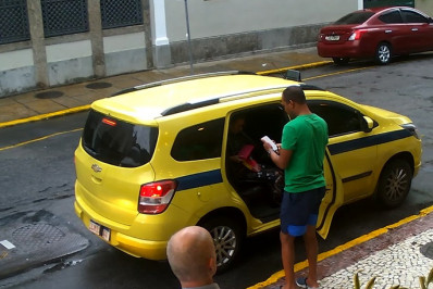 Ex-PM é preso por aplicar golpe da máquina de cartão em turista na Zona Sul