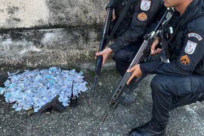 PM apreende drogas, pistola e granada em operação com criminoso ferido no Castelar, em Belford Roxo