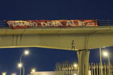 Torcida do Atlético de Madrid simula enforcamento de Vini Júnior na véspera de clássico