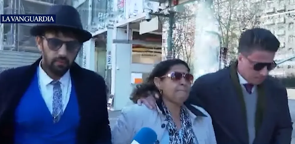 Mãe de Daniel Alves chega a Barcelona e se reúne com advogados de seu filho