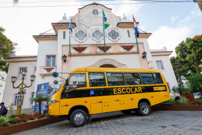 Teresópolis recebe primeiro ônibus 4x4 para atender alunos do interior