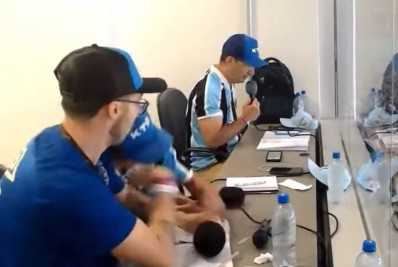 Vídeo: jornalista desmaia durante transmissão de jogo do Grêmio