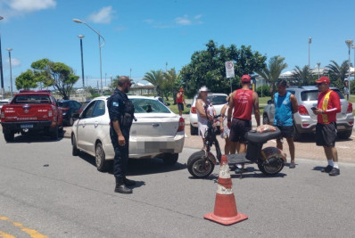 Colisão entre carro e moto elétrica na orla da Praia do Forte, em Cabo Frio, deixa homem ferido