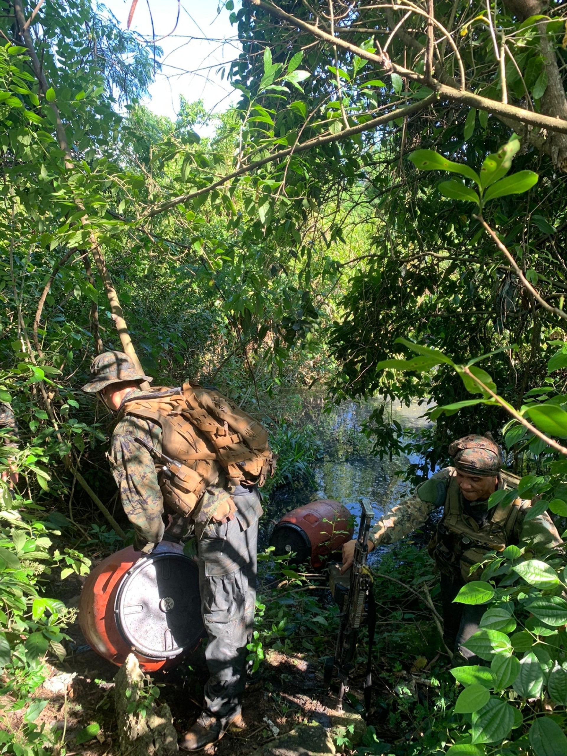 Drogas foram encontradas em ton&eacute;is submersos na Cidade de Deus