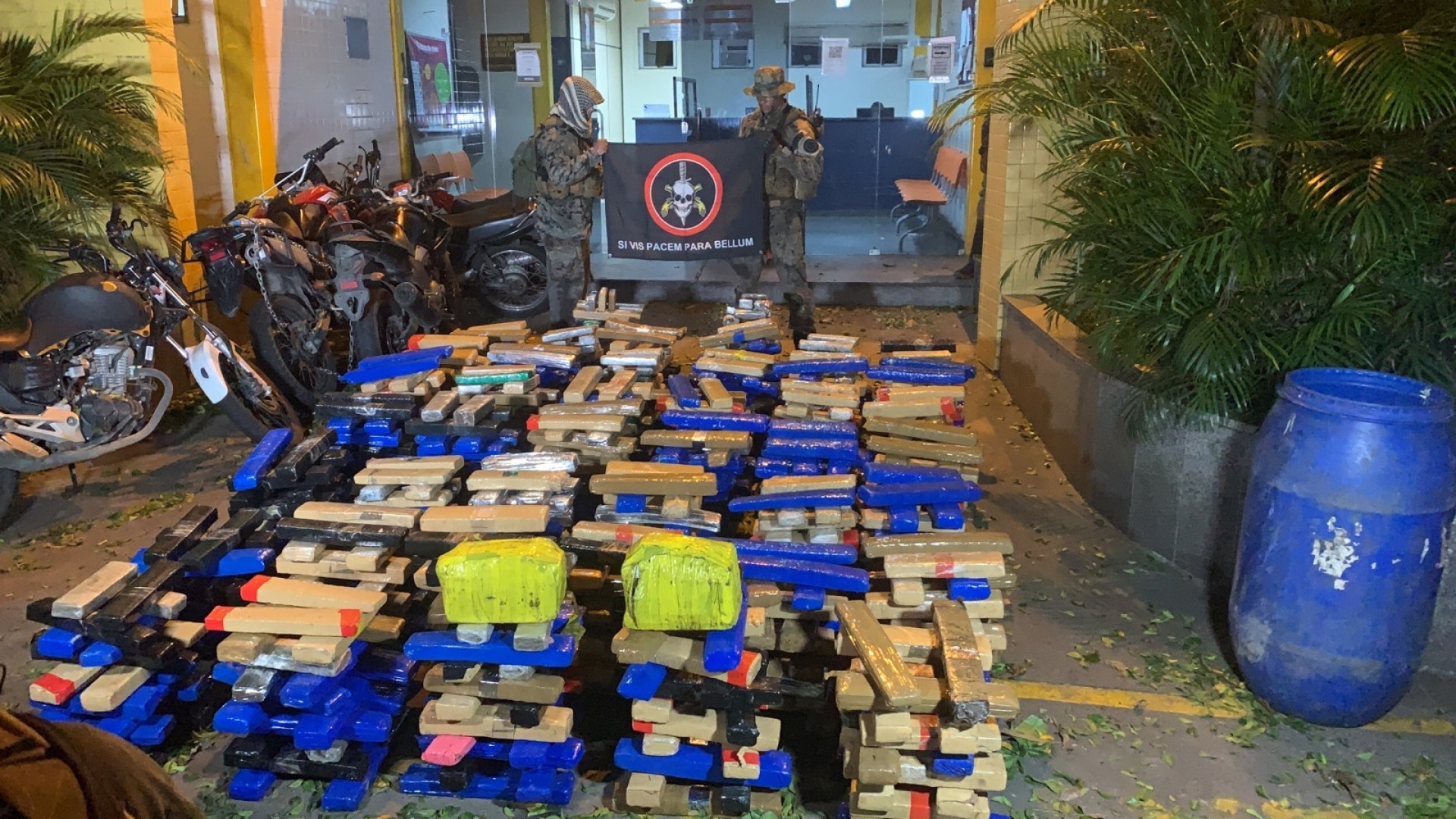 Drogas apreendidas que estavam em tonéis submersos na Cidade de Deus - Divulgação