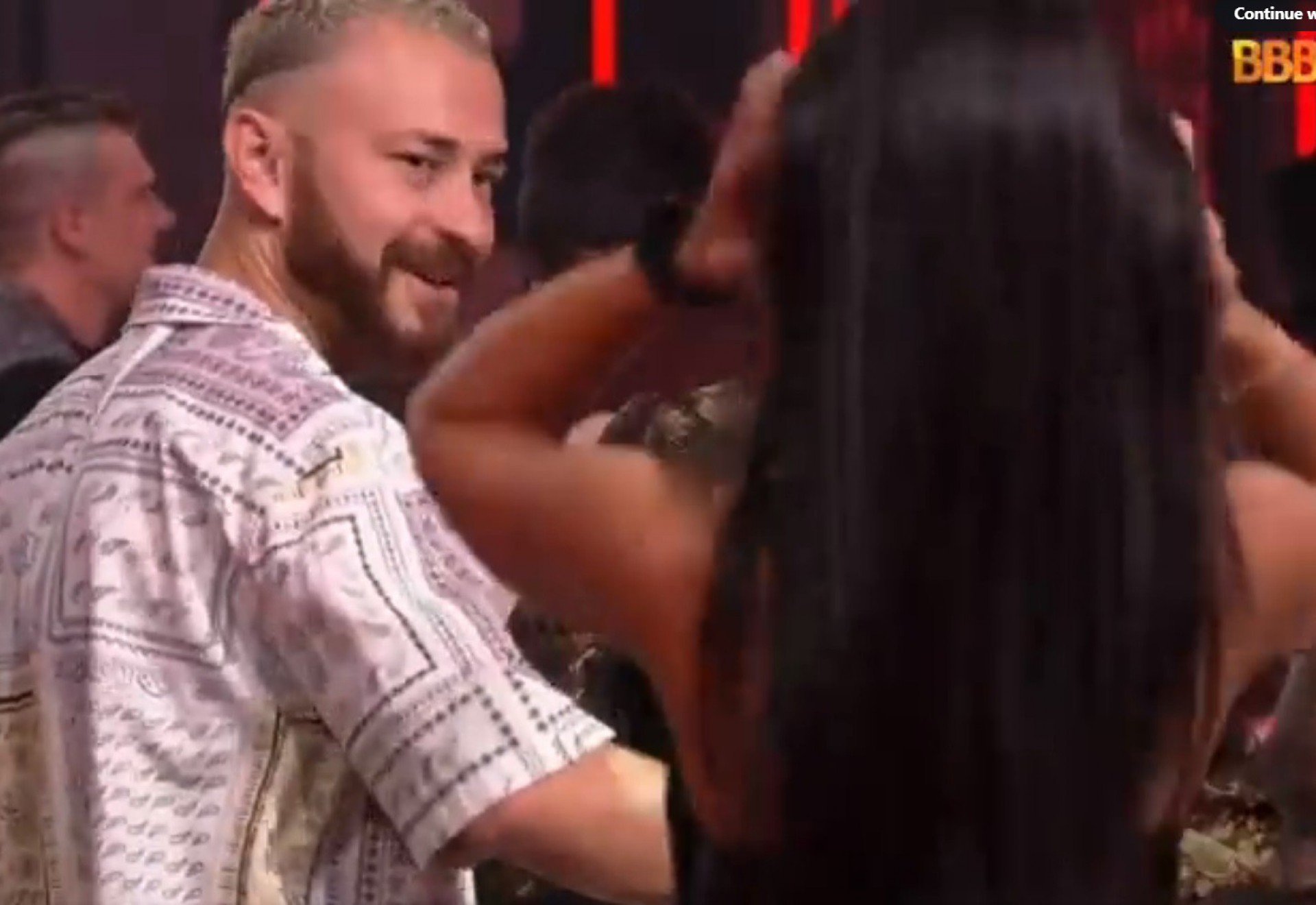 Fred dá olhadinha indiscreta em Larissa  - Reprodução de vídeo / TV Globo