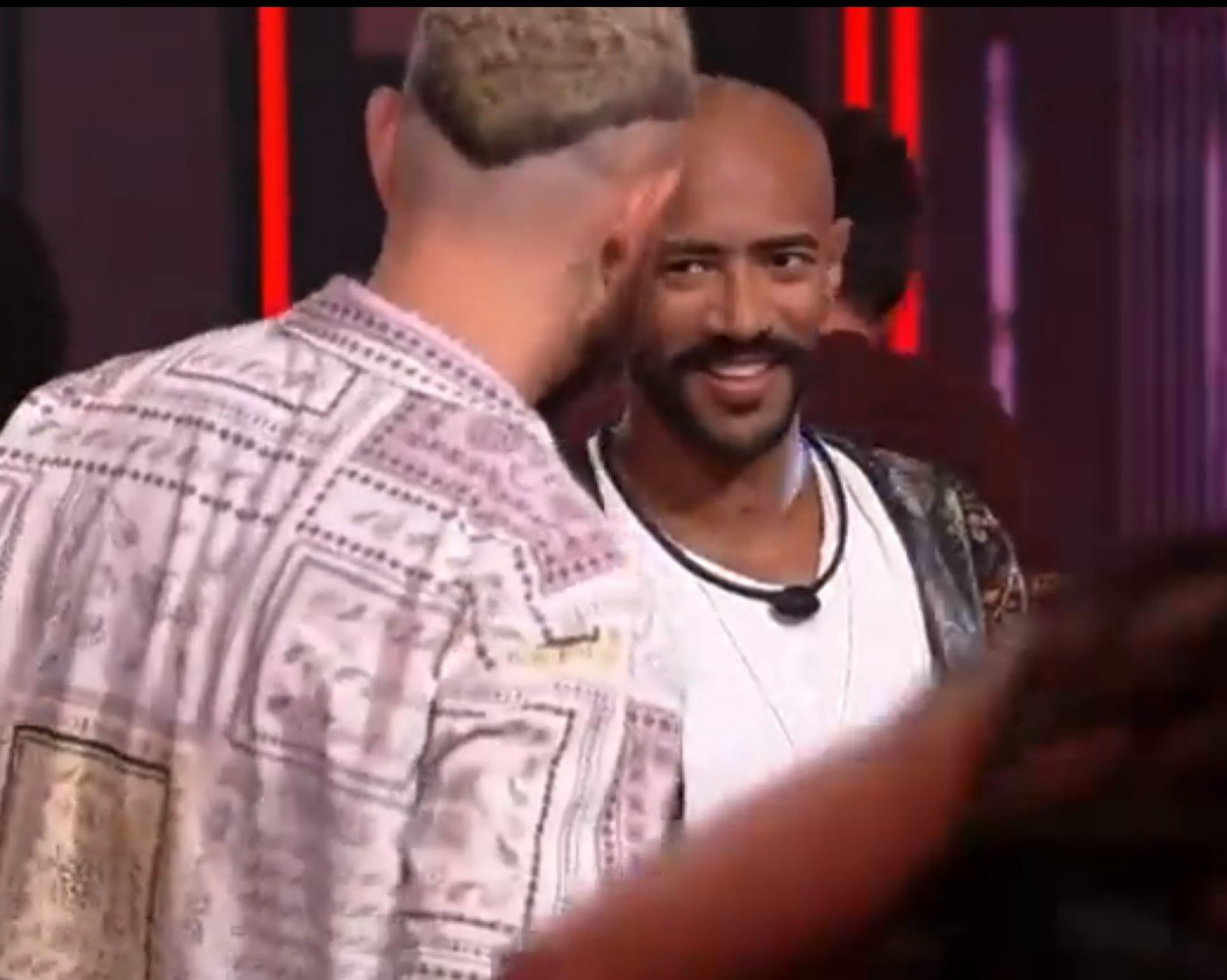 Fred dá olhadinha indiscreta em Larissa - Reprodução de vídeo / TV Globo