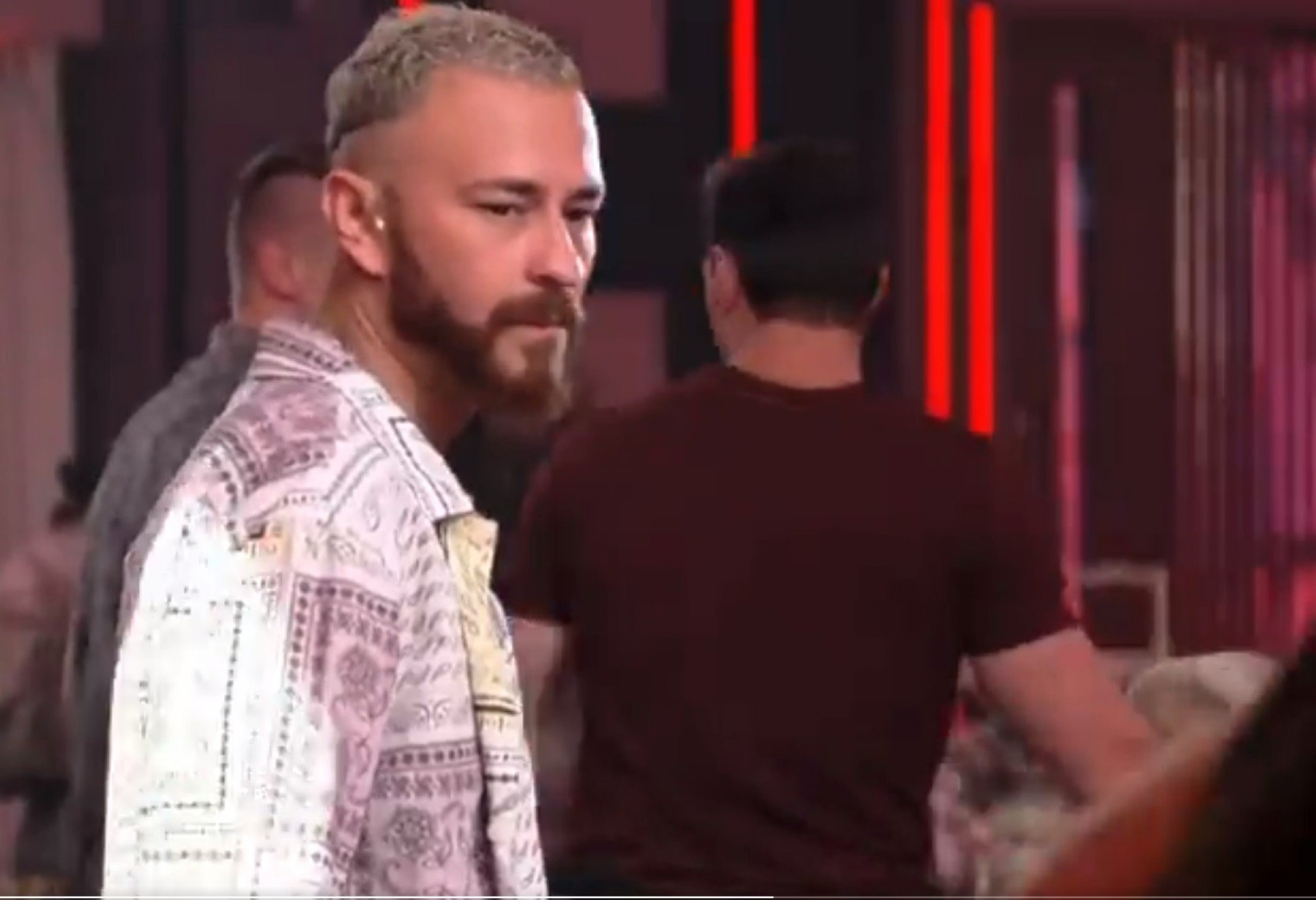 Fred dá olhadinha indiscreta em Larissa - Reprodução de vídeo / TV Globo