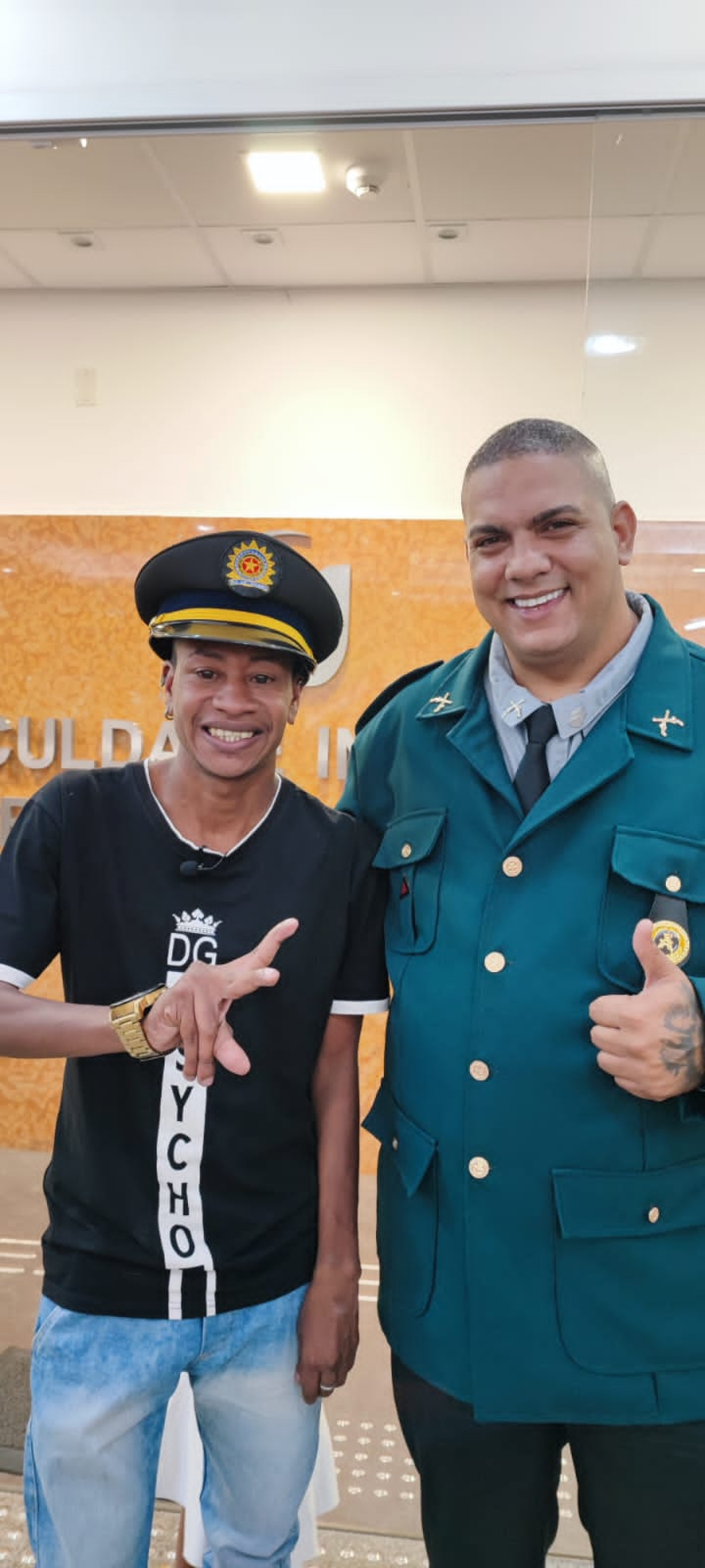 Guto e o sargento durante a cerim&ocirc;nia de entrega da medalha Embaixador da Paz no Brasil - Divulga&ccedil;&atilde;o
